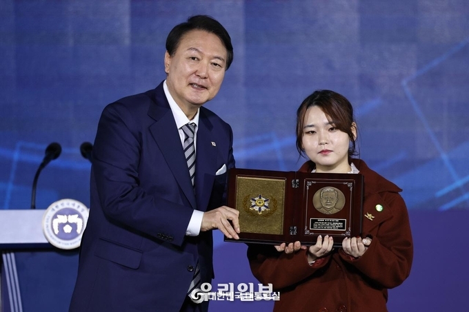 윤석열 대통령은 제77주년 경찰의 날 기념식에 참석해 유공자를 표창하고 있다.ⓒ 대통령실 제공