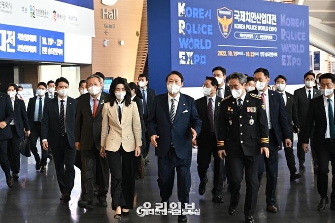 윤석열 대통령과 김건희 여사와 관계자들이 제77주년 경찰의 날 기념식에 입장하고 있다. ⓒ 대통령실 제공