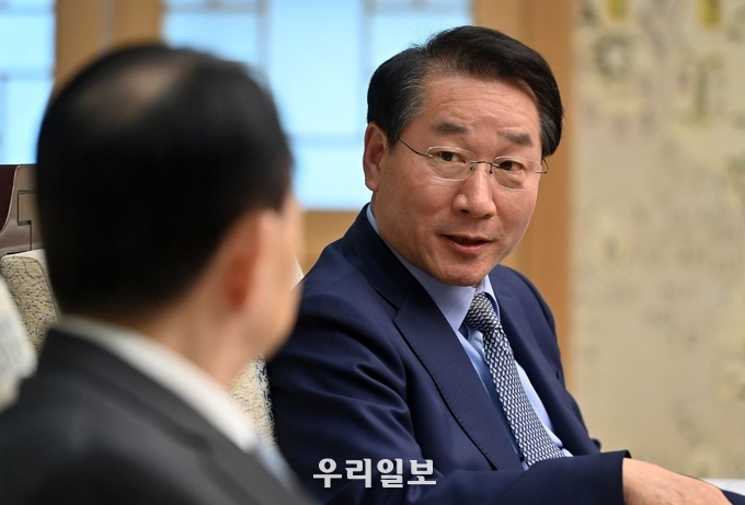 유정복 인천시장이 26일 G타워에서 아사카와 마사츠구 ADB(아시아개발은행)총재를 접견하고 있다. ⓒ 인천시청 제공