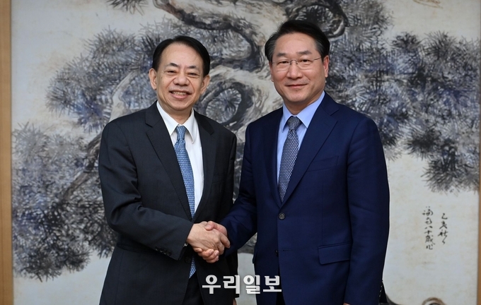 유정복 인천시장이 26일 G타워에서 아사카와 마사츠구 ADB(아시아개발은행)총재를 접견후 기념촬영을 하고 있다.ⓒ 인천시청 제공