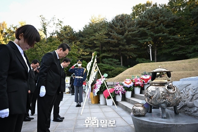  윤석열 대통령은 박정희 전 대통령 서거 43주기 참배했다. ⓒ 대통령실 제공