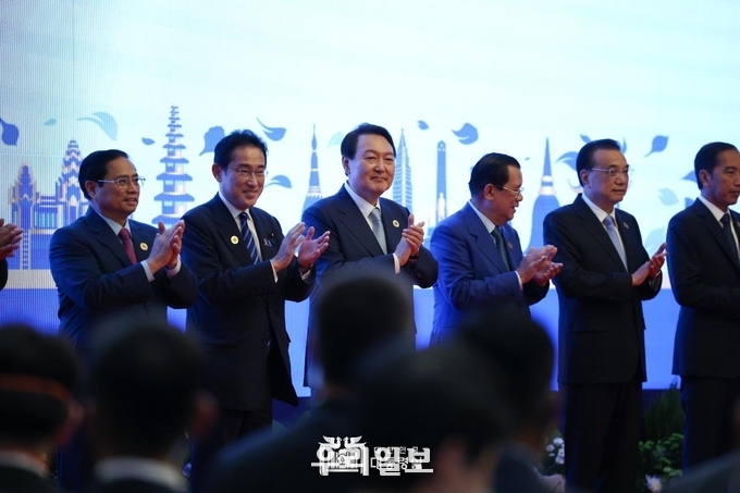 11월 12일 윤석열 대통령은 아세안+3 정상회의에 참석후 정상들과 기념촬영을 하고 있다.ⓒ 대통령실 제공