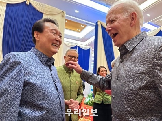 윤석열 대통령이 12일 오후 캄보디아 프놈펜 쯔노이짱바 국제 컨벤션센터에서 캄보디아 정상 주최 갈라 만찬에 참석, 조 바이든 미국 대통령과 활짝 웃으며 대화하고 있다. ⓒ 대통령실