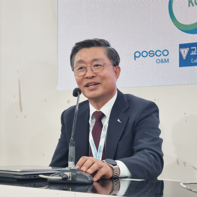 포스코O&M 김정수 대표가 15일 오후 이집트 샤름 엘셰이크에서 열리는 제 27차 유엔기후변화협약 당사국총회 한국홍보관에서‘자원多잇다’ 플랫폼 우수사례를 발표하고 있다 ⓒ 포스코O&M 제공