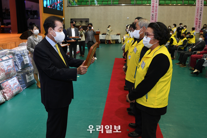 강화군 ‘제17회 강화군 자원봉사자의 날’행사에 유천호 군수가 표창장을 수여하고 있다. ⓒ 강화군청 제공