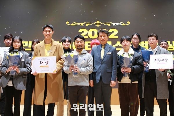 지난 24일 서울시 영등포구에 위치한 KB국민은행 신관에서 열린 '2022 국민 크리에이터 페스티벌 시상식'에서 (앞에서 왼쪽 세번째)방송인 유병재와 (앞에서 왼쪽 네번째)성채현 KB국민은행 개인고객그룹대표 및 수상자들이 기념촬영을 하고 있다.
