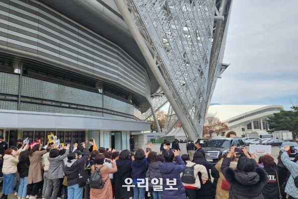 지난 26일 가왕 조용필이 콘서트장에 도착하자 팬들로부터 둘러 쌓여 있다.
