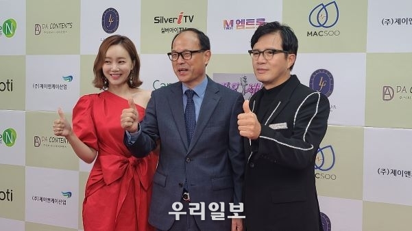 레드카펫, 포토월 안방마님 강소리(왼쪽, 제작자 신선근 대표(가운데), MC겸 가수 조영구(오른쪽)이 ‘가요세상’ 기념촬영(사진제공=뉴스아이이에스)