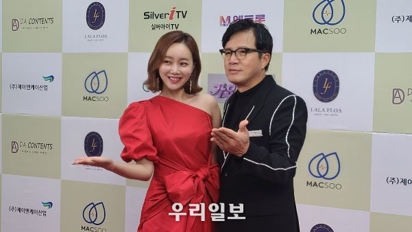 신곡 ‘울렁울렁’ 강소리 가수와 MC겸 가수 ‘야! 이 사람아’ 조영구가 포토월에서(사진제공=뉴스아이이에스)