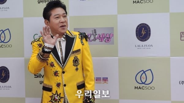 가수 박상철이 손을 들고 답례하고 있다. (사진제공=뉴스아이이에스)