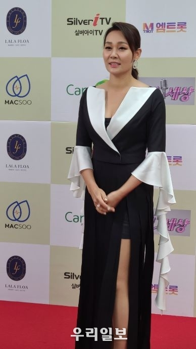 우아한 미소의 가수 박주희 곡 ‘청바지’로 시청자들에게 찾아간다. (사진제공=뉴스아이이에스)