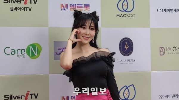 트롯찐 가수 하유비가 ‘가요세상’ 포토월에서 (사진제공=뉴스아이이에스)