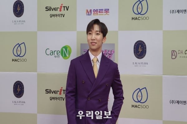 가수 양지원의 곡 ‘고향집’으로 ‘가요세상’ 포토월에서 섰다. (사진제공=뉴스아이이에스)
