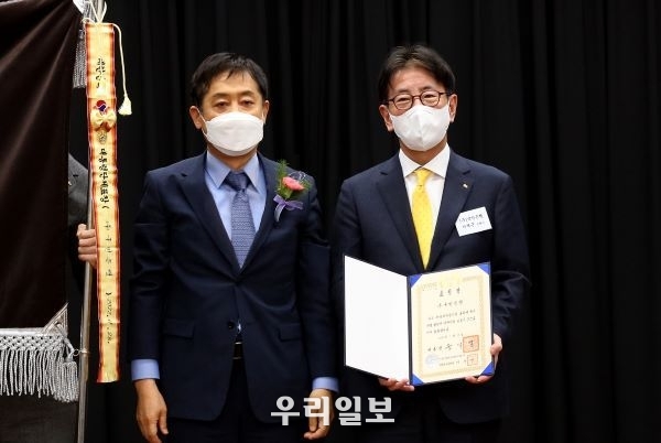 28일 서울시 중구 전국은행연합회에서 열린 '제16회 자금세탁방지의 날' 행사에서 (왼쪽부터)김주현 금융위원장, 이재근 KB국민은행장이 기념촬영을 하고 있다.