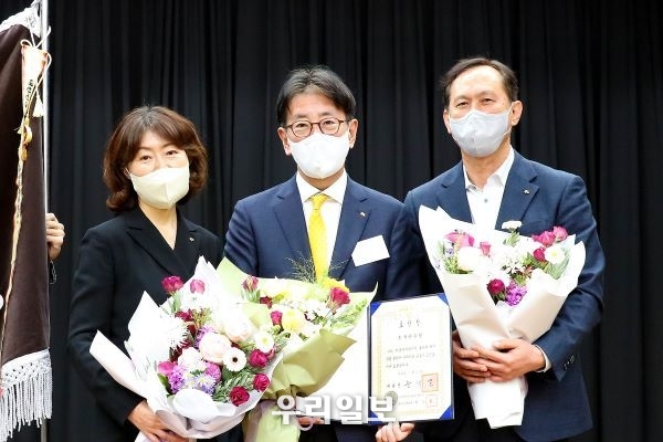 28일 서울시 중구 전국은행연합회에서 열린 '제16회 자금세탁방지의 날' 행사에서 (왼쪽부터)신선미 KB국민은행 자금세탁방지부장, 이재근 KB국민은행장, 조정호 KB국민은행 준법감시인이 기념촬영을 하고 있다.