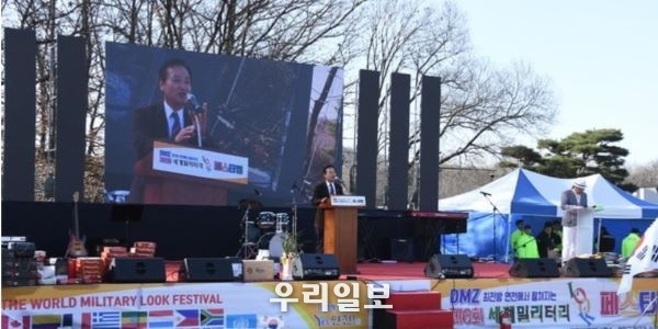 지난 26일 연천군 전곡리구석기 유적지에서 제6회 세계밀리터리룩 페스티벌 군 문화축제에서 백호현 이사장이 기념사 인사 말씀을 하고 있다.