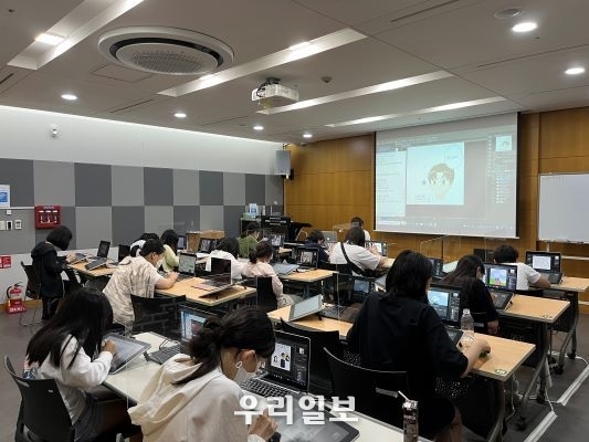 서울산업진흥원이 지난 2022 키즈툰애니틴스쿨 수업을 진행하고 있다.