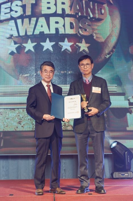 지난 11월 28일 세종대학교 광개토관에서 개최 된 2022 대한민국 베스트브랜드 시상식에서 대양롤랜트(주) 나복남 회장(오른쪽)이 K브랜드 대상을 수상받고 기념촬영을 하고 있다.