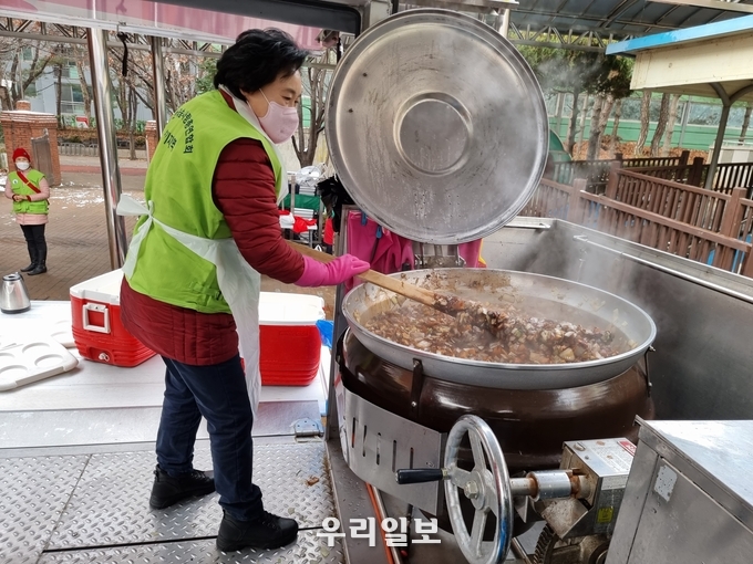 김필례 총재가 ‘버스킹 무료급식 자선공연’ 행사에 참석한 어르신들에게 대접할 짜장면을 요리하고 있다.(사진=한국숲사랑총연합회 고양시지회)