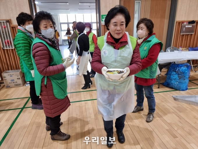 김필례 총재가 ‘버스킹 무료급식 자선공연’ 행사에 참석한 어르신들에게 대접할 짜장면을 만든 후 이를 직접 전달하기 위해 행사장에 들어가고 있다.(사진=한국숲사랑총연합회 고양시지회)