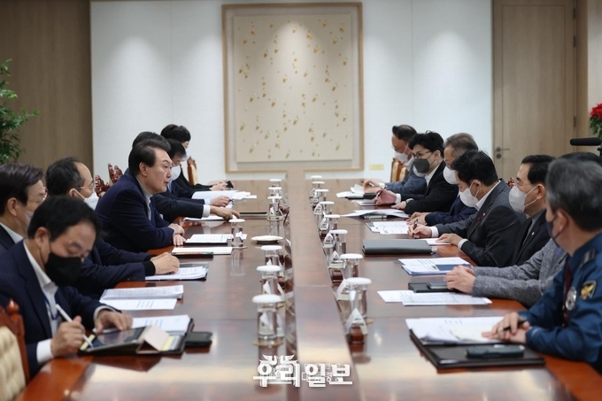 <br>
윤석열 대통령은 화물연대 집단 운송거부 관련 관계 장관 대책회의를 주재하였습니다.<br>
<br>
