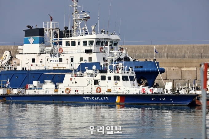 중부지방해양경찰청 소속 방제정과 경비정이 인천해양경찰서 전용부두에 대기 중이다.(사진=중부지방해양경찰청)