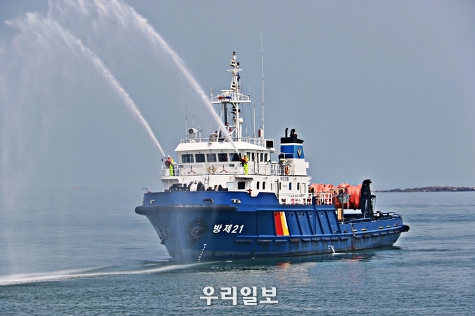 중부지방해양경찰청 평택해양경찰서 소속 방제21정이 바다에 유출된 오염 물질을 제거하기 위해 소화포를 발사하고 있다.(사진=중부지방해양경찰청)