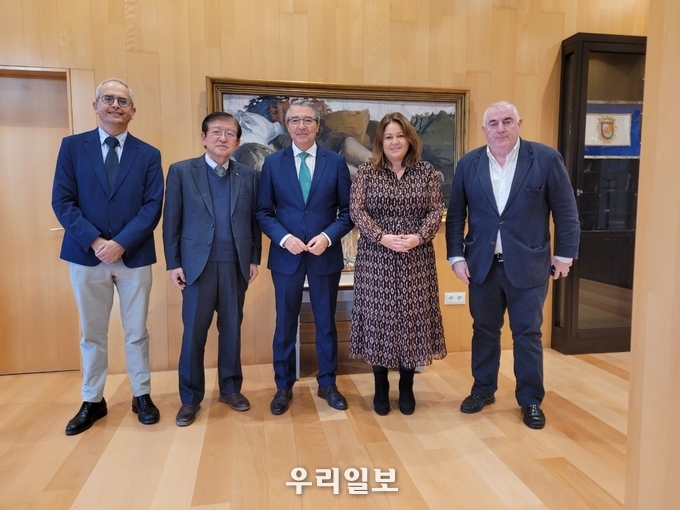 서상목 ICSW 회장(왼쪽 두 번째)이 에스카노 말라가주 지사(가운데) 및 간부들과 함께 기념촬영을 하고 있다.(사진=국제사회복지협의회)
