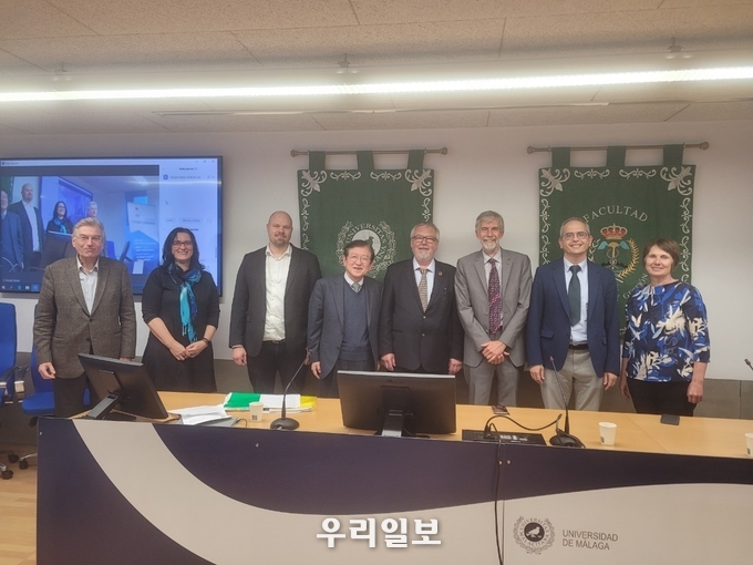 서상목 ICSW 회장(왼쪽 네 번째)이 위만 유럽지부 회장(왼쪽 다섯 번째) 및 간부들과 함께 기념촬영을 하고 있다.(사진=국제사회복지협의회)