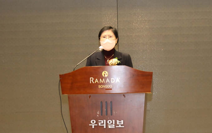 인하대 경영대학원 총동문회 제36대 이순득 회장이 취임사를 하고 있다. ⓒ 우리일보 db