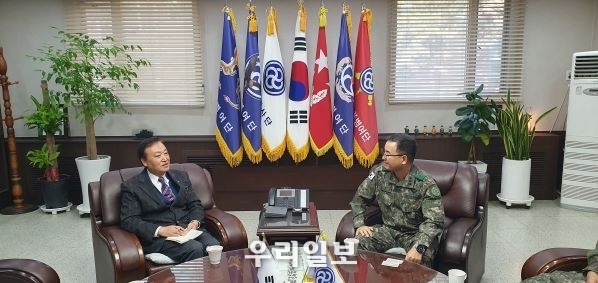 지난 12월 5일 사단법인 세계밀리터리룩 페스티벌 중앙회 백호현 이사장(왼쪽)과 제28보병사단 박춘식 사단장(오른쪽)이 대화를 나누고 있다.