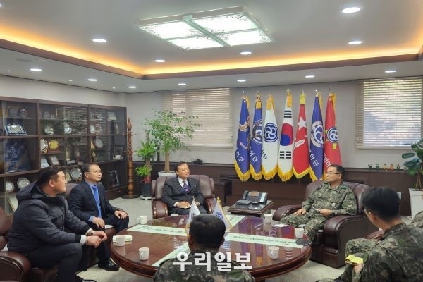 지난 12월 5일 사단법인 세계밀리터리룩 페스티벌 중앙회 백호현 이사장과 임원들이 제28보병사단(사단장 박춘식)을 위문 방문하고 대화를 나누고 있다.