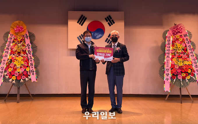 국제바로병원 박기동 원무부장, 재인충남장학재단 조정근 이사장 ⓒ 국제바로병원 제공