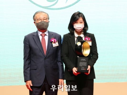 6일 서울시 중구에 위치한 신라호텔에서 개최된 '2022 한국의경영대상'에서 (왼쪽)한정화 한국능률협회컨설팅 한국의경영대상 심사위원장과 (오른쪽)오순영 KB국민은행 AI금융센터장이 기념촬영을 하고 있다.