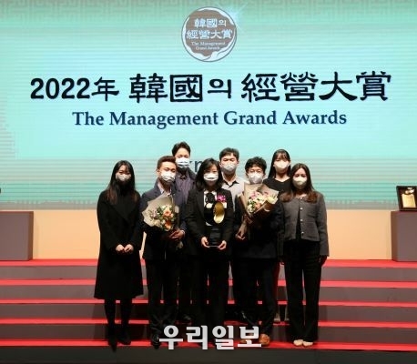 6일 서울시 중구에 위치한 신라호텔에서 개최된 '2022 한국의경영대상'에서 (앞에서 왼쪽 세번째)오순영 KB국민은행 AI금융센터장과 KB국민은행 직원들이 기념촬영을 하고 있다.