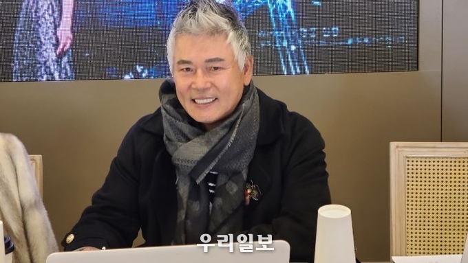 지난 12월 5일 2022 대한민국 국가대표 모델 선발대회 본선 진출자들을 뽑는 오디션에서 이동준 (사)K-W예술문화모델협회 이사장이 심사를 하고 있다. 