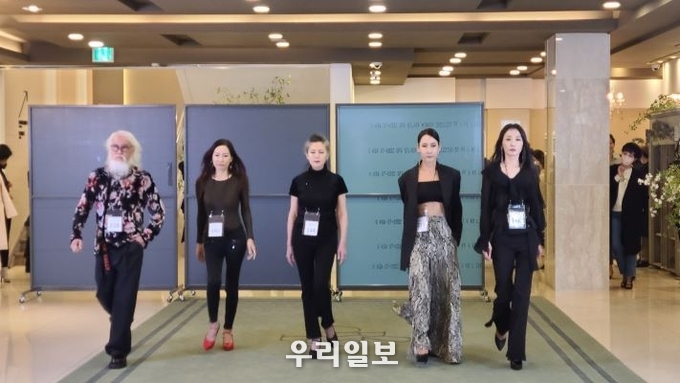 지난 12월 5일 2022 대한민국 국가대표 모델 선발대회 본선 진출자들을 뽑는 오디션에서 모델들이 기량을 펼치고 있다. 