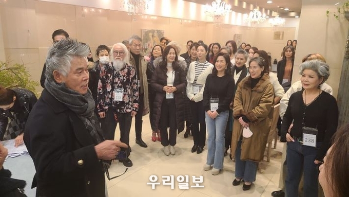 이날 이동준 이사장 (사)K-W예술문화모델협회가 ‘2022 대한민국 국가대표 모델 선발대회’ 오디션 참가자들과 대화를 나누고 있다.