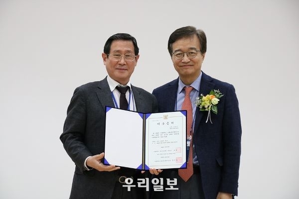 지난 12월 6일 (사)대한기자협회 김필용 이사장(왼쪽)이 서울대학교U3A 인생대학 제13기 수료식에서 수료증과 영예의 최고상을 수상받고 기념촬영을 하고 있다.