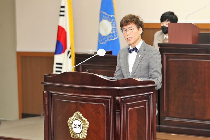 최훈 인천동구의회 복지환경위원장이 구정질문을 하고 있다. ⓒ 인천동구의회 제공