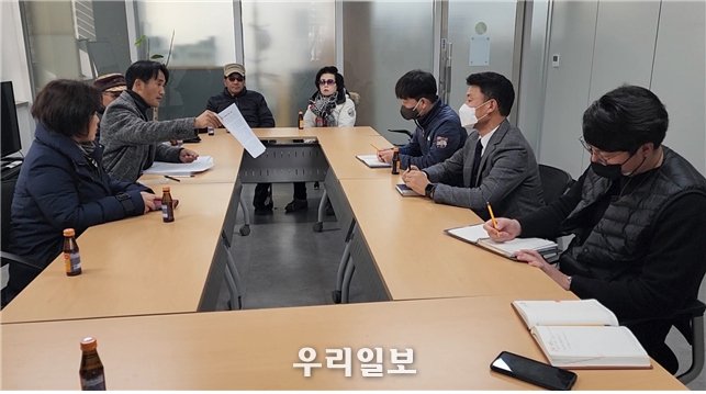 강원도청 면담실에서 투자유치과 김문기 과장(우측 가운데) 등 강원도 공무원들은 시민단체 중도본부와 면담에서 “GJC가 기소의견 송치된 정보를 부서차원에서 도의회에 보고하지 않았다”고 발언하고 있다 ⓒ 중도본부 제공