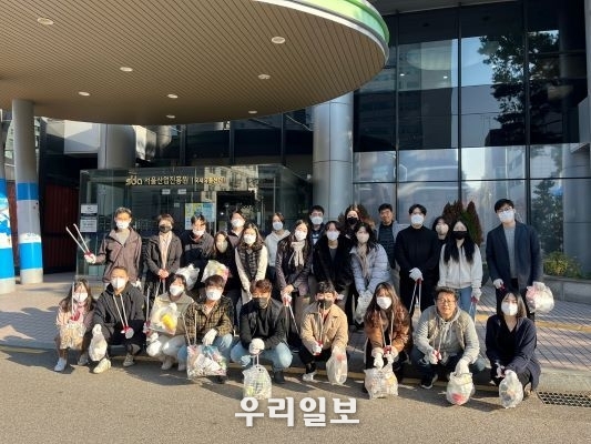 국제유통 임직원들이 에코챌린지 캠페인을 펼친 후 기념촬영을 하고 있다.