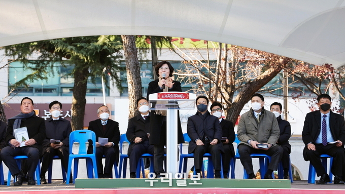 김보라 안성시 내혜홀 광장에서 ‘2022년 성탄트리점등식’에서 인사말을 하고 있다. ⓒ 안성시청 제공