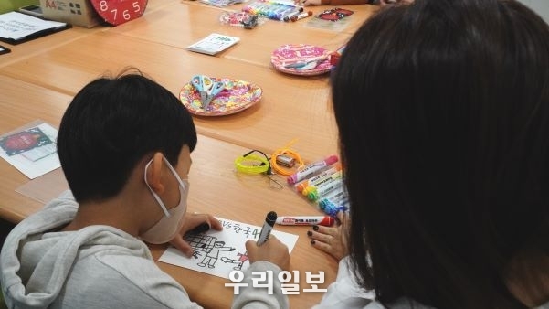 어린이체험 프로그램에 참여하는 아이 모습