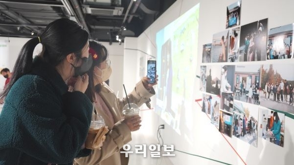 전시 관람 중인 참여자 모습