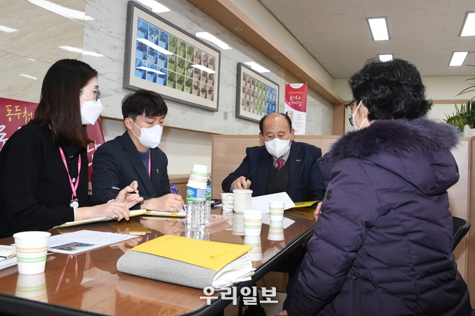 박형덕 동두천시장이, "시장과의 슬기로운 민원상담" 운영하며 상담을 하고 있다. ⓒ 동두천시청 제공