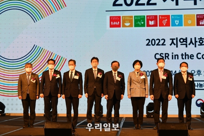 2022 지역사회공헌 인정의 날 기념식 행사에 참석한 주요 내빈들이 기념촬영을 하고 있다. 유연철 유엔글로벌콤팩트 한국협회 사무총장(왼쪽부터), 이재식 농협중앙회 부회장, 김광재 에스비씨인증원 원장, 변재운 국민일보 대표이사 사장, 서상목 한국사회복지협의회 회장, 김혜진 보건복지부 사회서비스정책관, 문형남 대한경영학회 회장, 강명수 한국표준협회 회장.(사진=한국사회복지협의회)