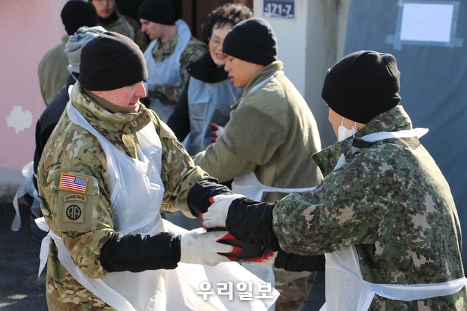 미2사단 210포병여단 미군장병 사랑의 연탄나눔 봉사 ⓒ 동두천시청 제공