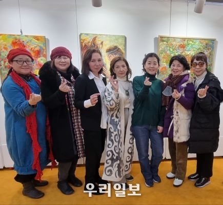 아시아리더 대상 조직위원장 장순배(오른쪽)과 임원진들이 아시아리더대상 카자흐스탄 수상자 서양화가들과 기념촬영을 하고 있다.