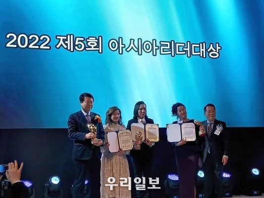 지난 12월 16일 제5회아시아리더대상에서 카자흐스탄 화가들이 서양화부문대상 수상을 받고 기념사진을 찍고 있다.